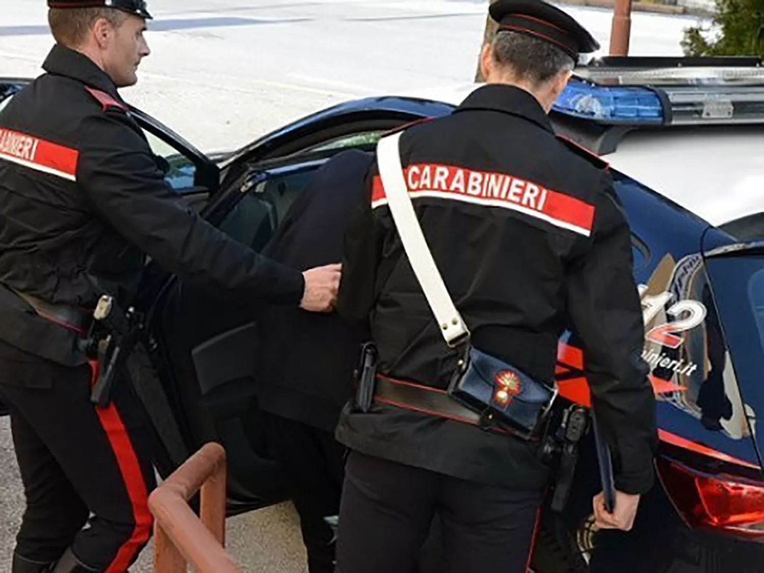 benevento-aggredisce-carabinieri-posto-blocco