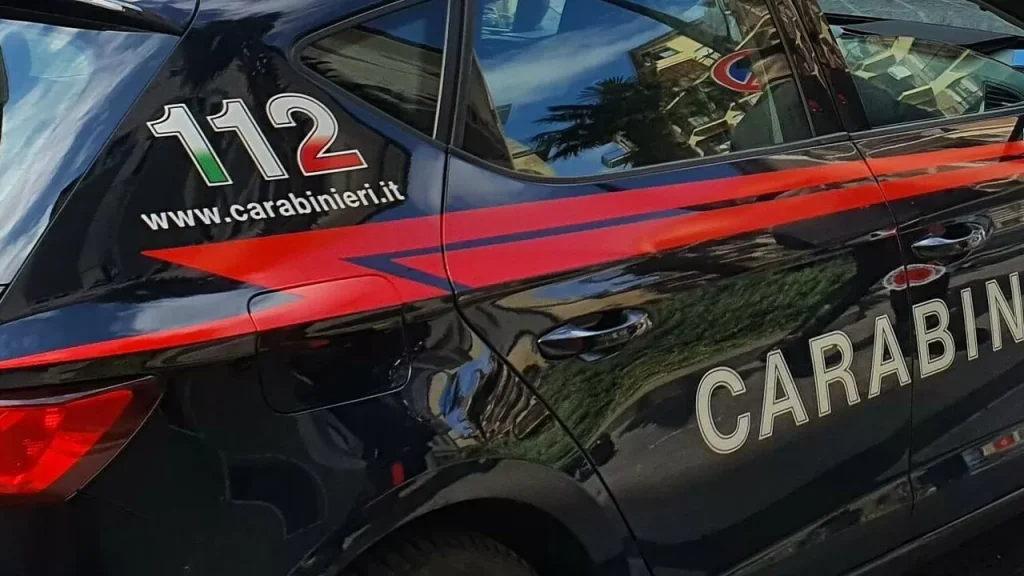 ubriaco-aggredi-passanti-carabinieri-arrestato