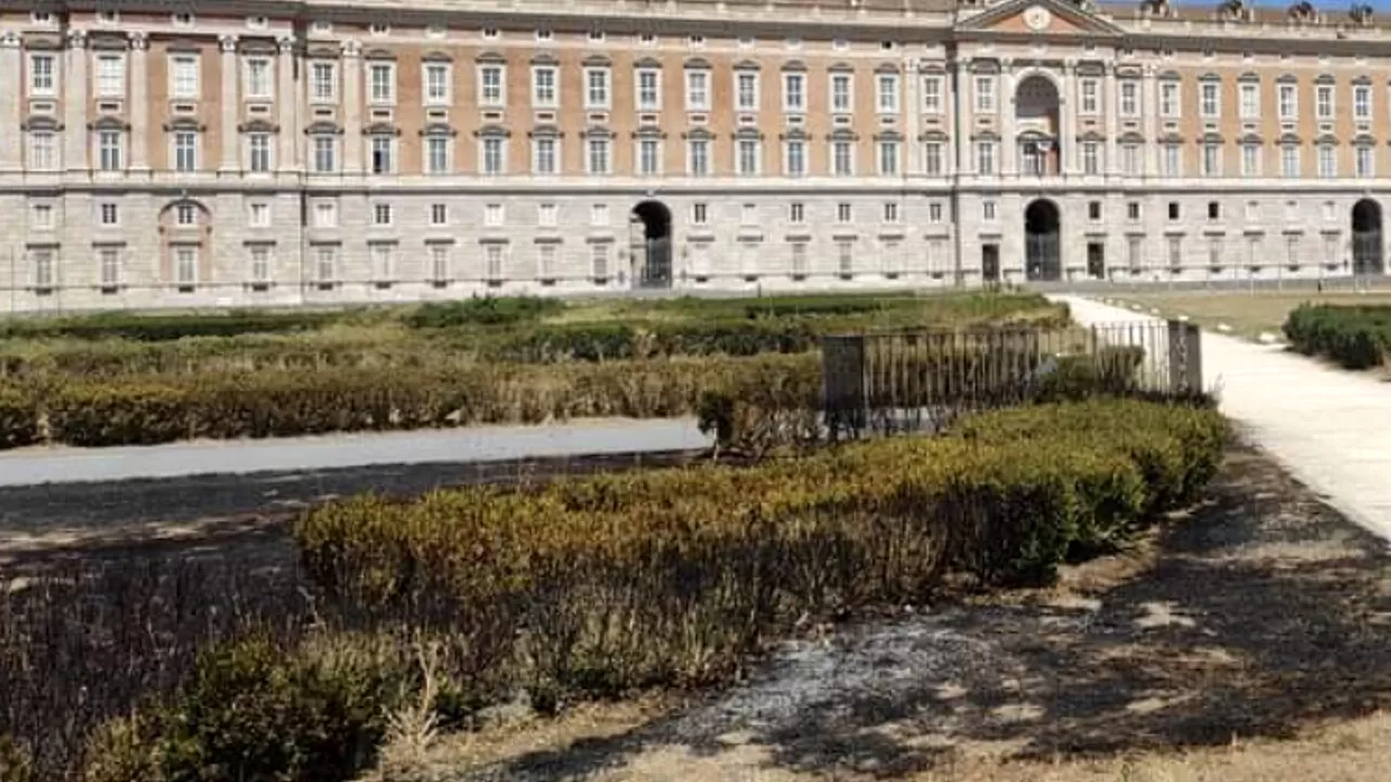 incendio-piazza-reggia-caserta-31-agosto