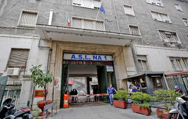 suicidio-napoli-ospedale-pellegrini-​donna-lancia-finestra-morta