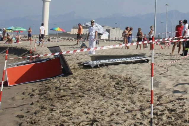 donna morta spiaggia torre del greco