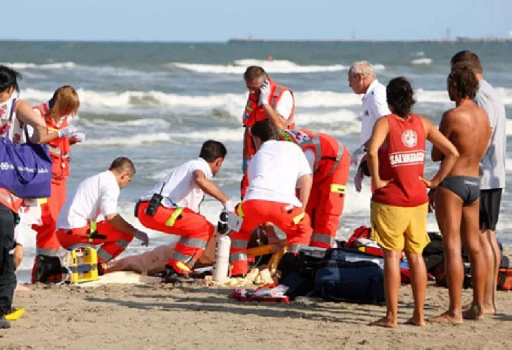 morto malore spiaggia baia felice