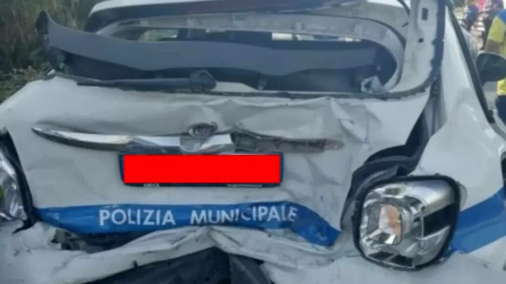 marcianise auto vigili distrutta furgone