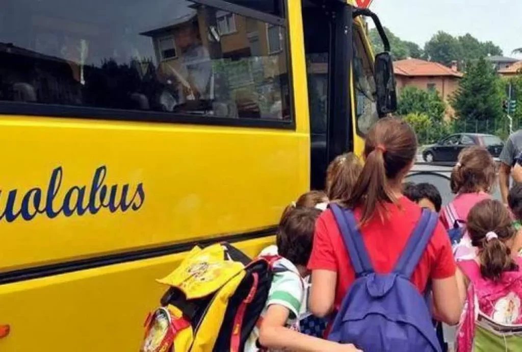 scuola albanella pulmino studenti