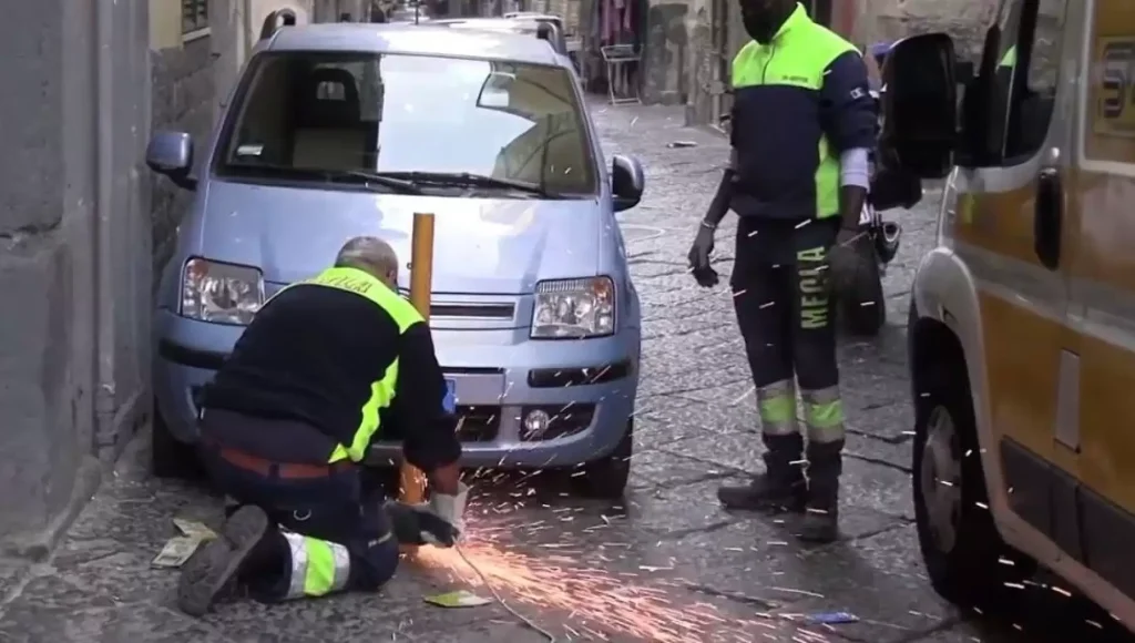 Quartieri Spagnoli rimossi paletti auto 29 ottobre