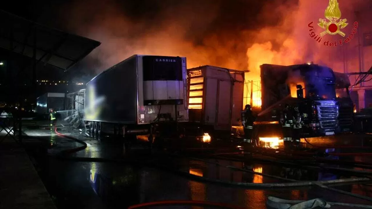 incendio deposito camion