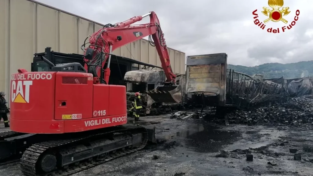 incendio-montefredane-operazioni-spegnimento