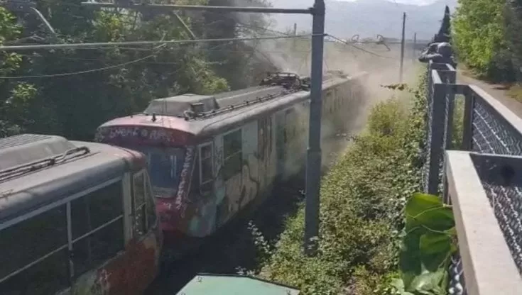 napoli deraglia treno