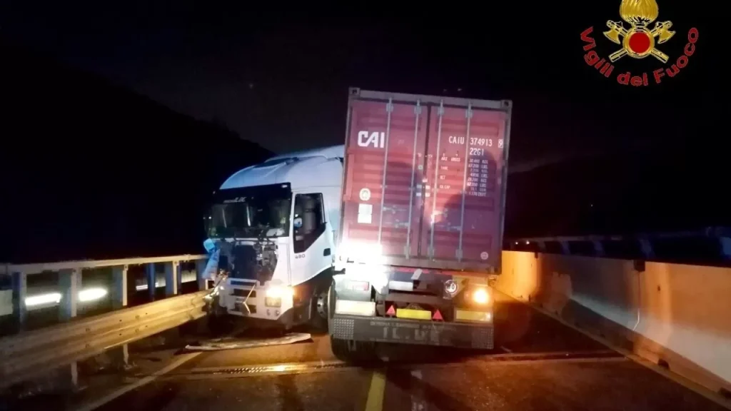 incidente-autostrada-a16-scontro-auto-camion