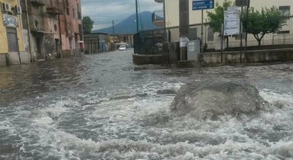 famiglie-evacuate-torre-greco-voragine-boato-acqua