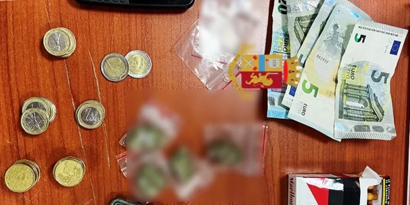 napoli pistola droga materiale risulta 28 novembre