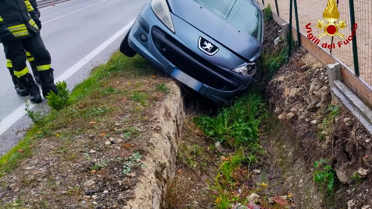 incidente-stradale-pratola-auto-fuori-strada-3-novembre