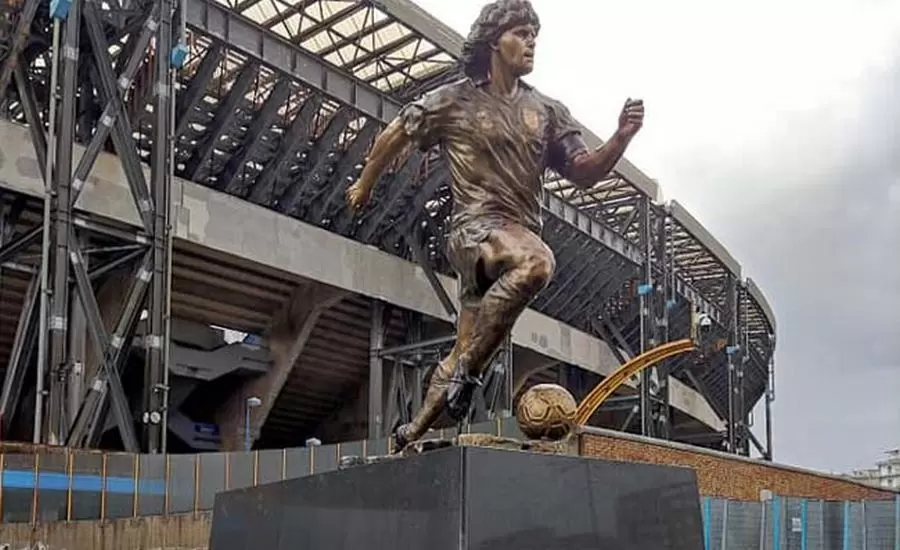 napoli-statua-maradona-inaugurata