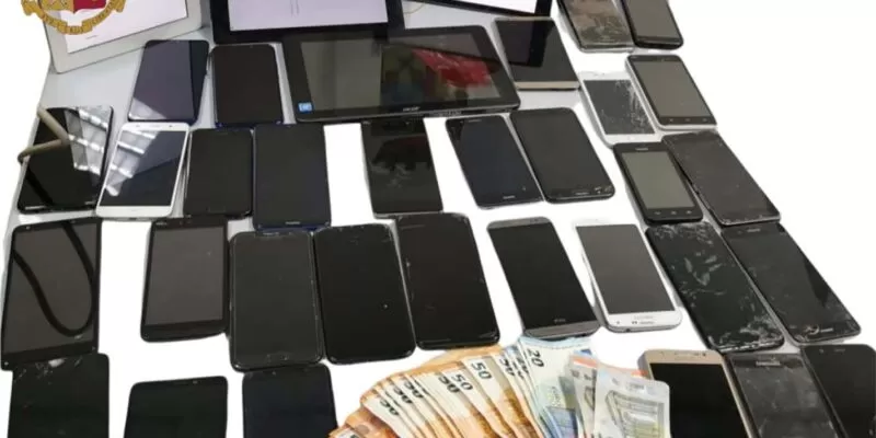 napoli ricettazione tablet cellulari 13 novembre