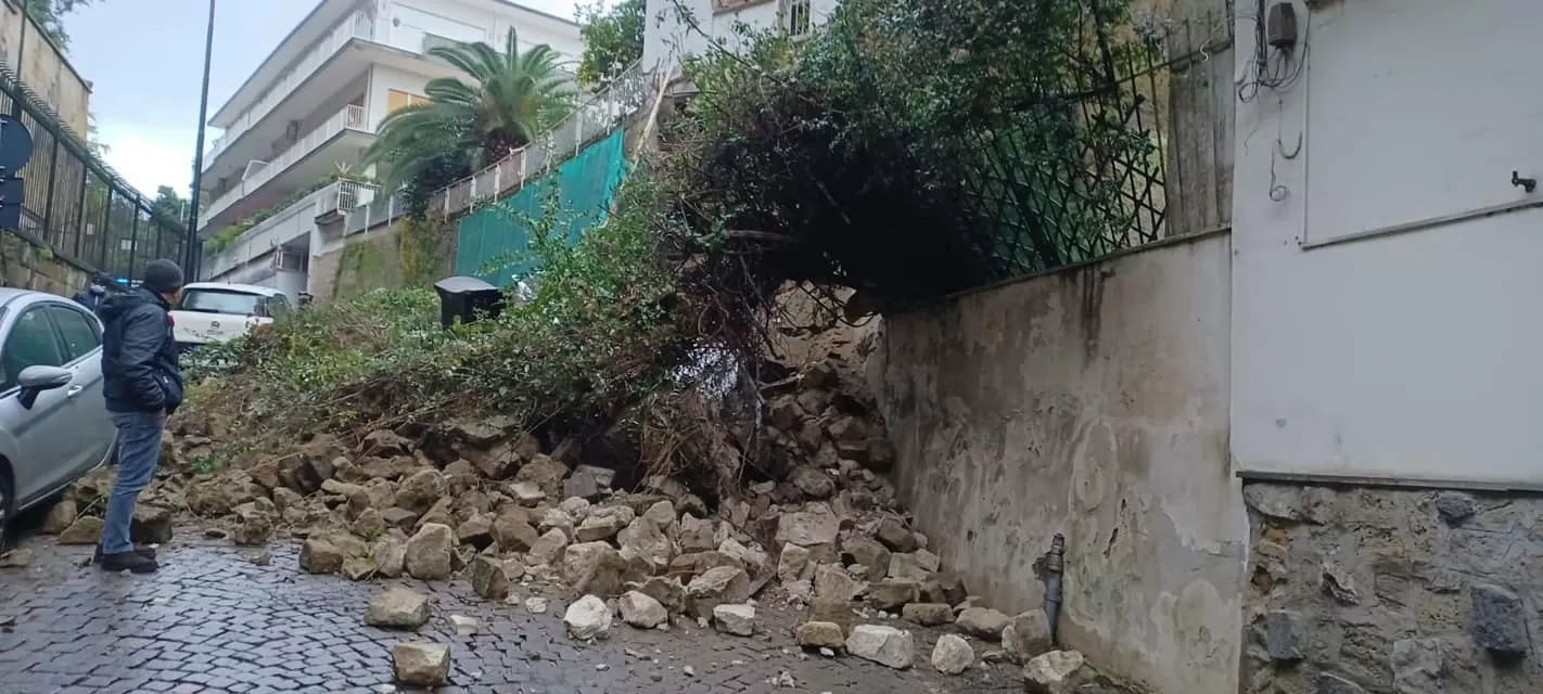 napoli-crollo-posillipo-balcone-cosa-successo