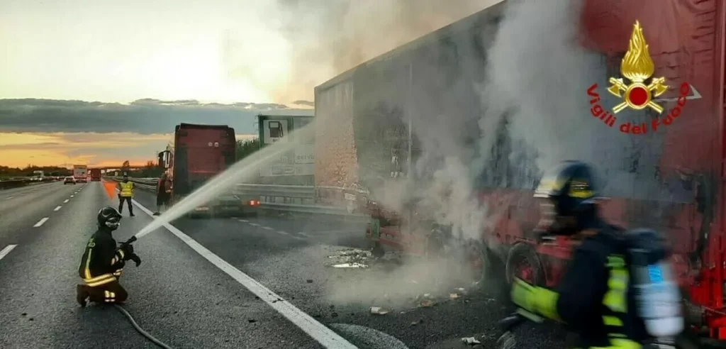 autostrada-a1-tir-fiamme-capua-caserta-25-dicembre