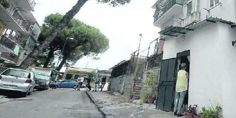 napoli funzionario regolarizza occupazione abusiva 2 dicembre