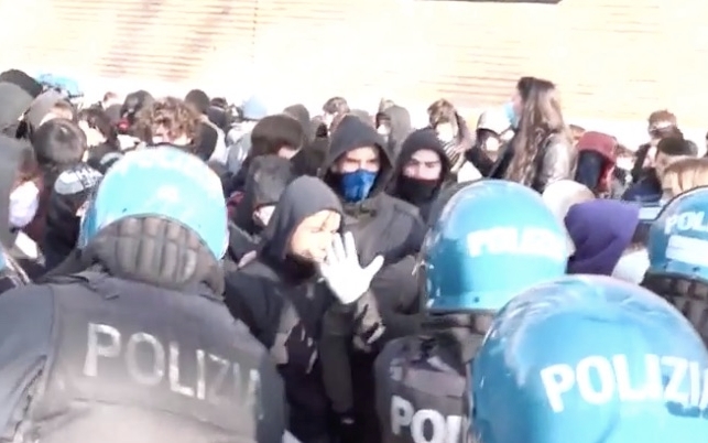 scontri studenti polizia roma 17 dicembre