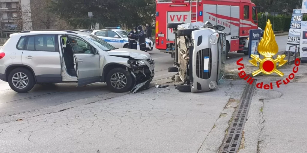 incidente-avellino-7-gennaio-auto-ribaltata