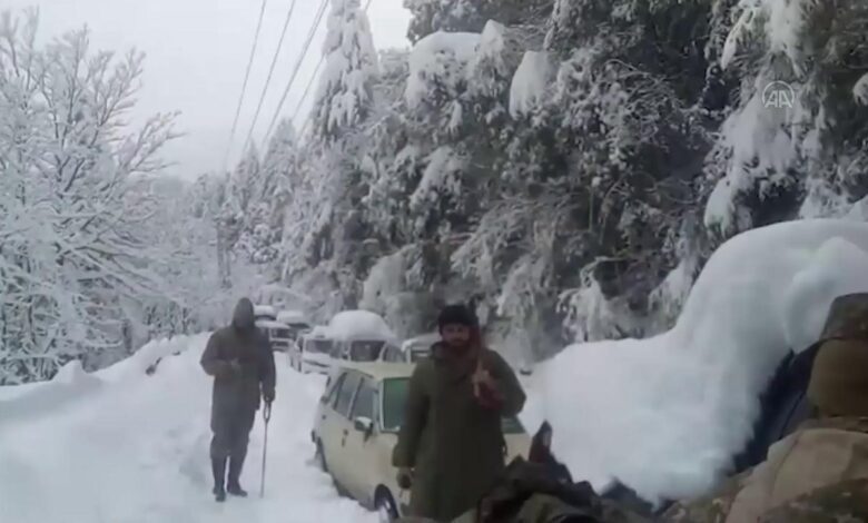 Pakistan intrappolati auto nevicata morti 8 gennaio