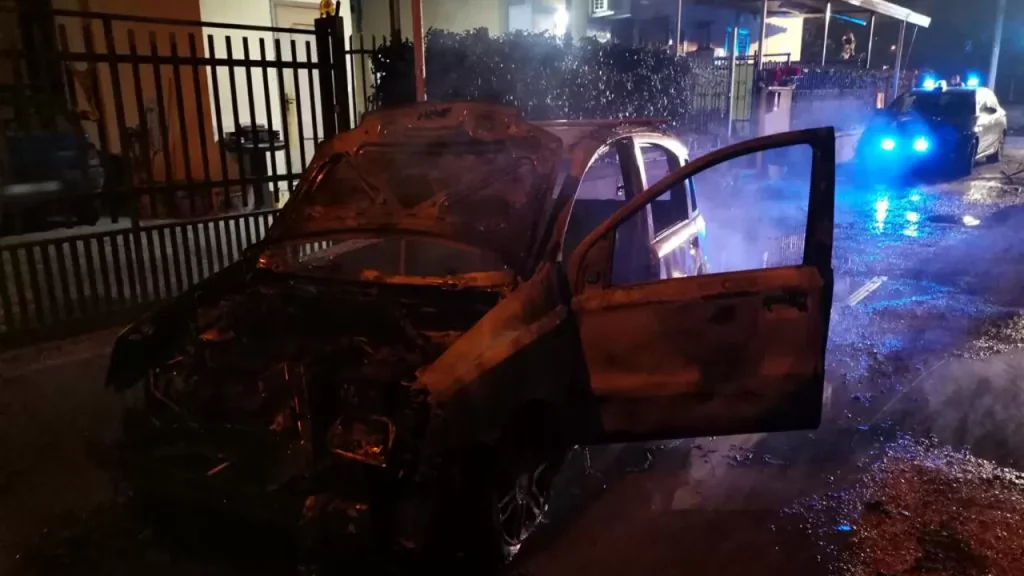 napoli incendio auto 22 gennaio