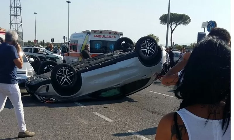 auto si capovolge Napoli 30 gennaio