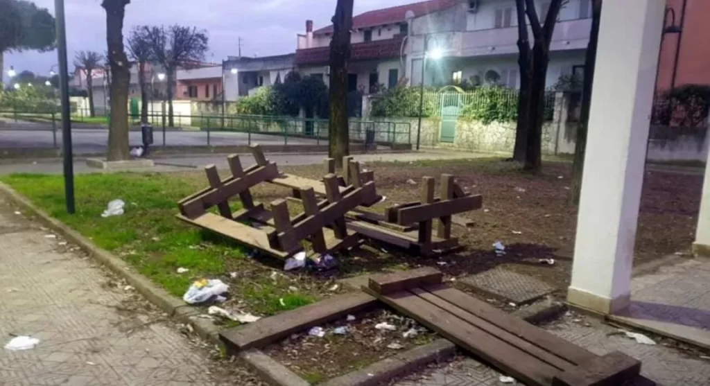 vandali piazzetta Parete 31 gennaio