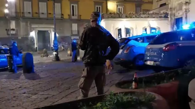 napoli lancio bottiglie agenti 18 gennaio