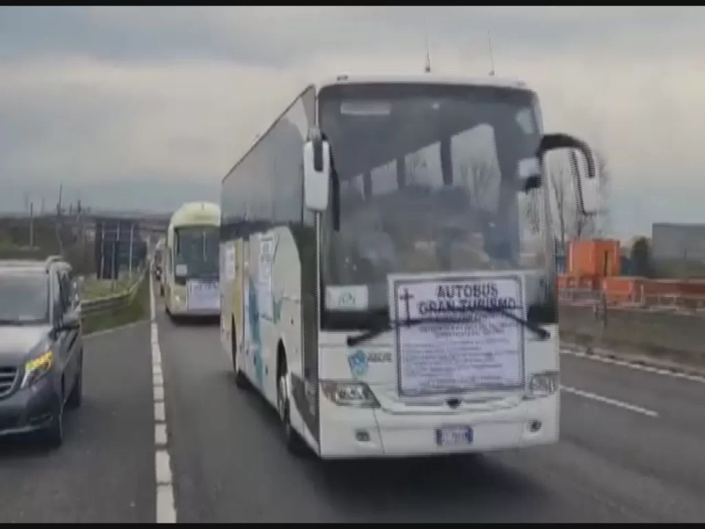 autostrada-a1-protesta-bus-turistici-carro-funebre