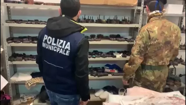 Napoli sequestro Laboratorio tessuti pellami 16 febbraio