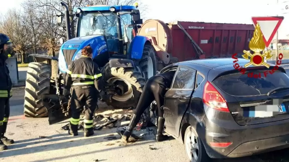 incidente-piana-monte-verna-auto-trattore