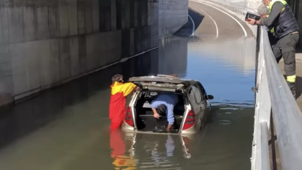 Paura a Marcianise, dove un'auto è rimasta bloccata nel sottopasso allagato, inaugurato solo qualche settimana fa