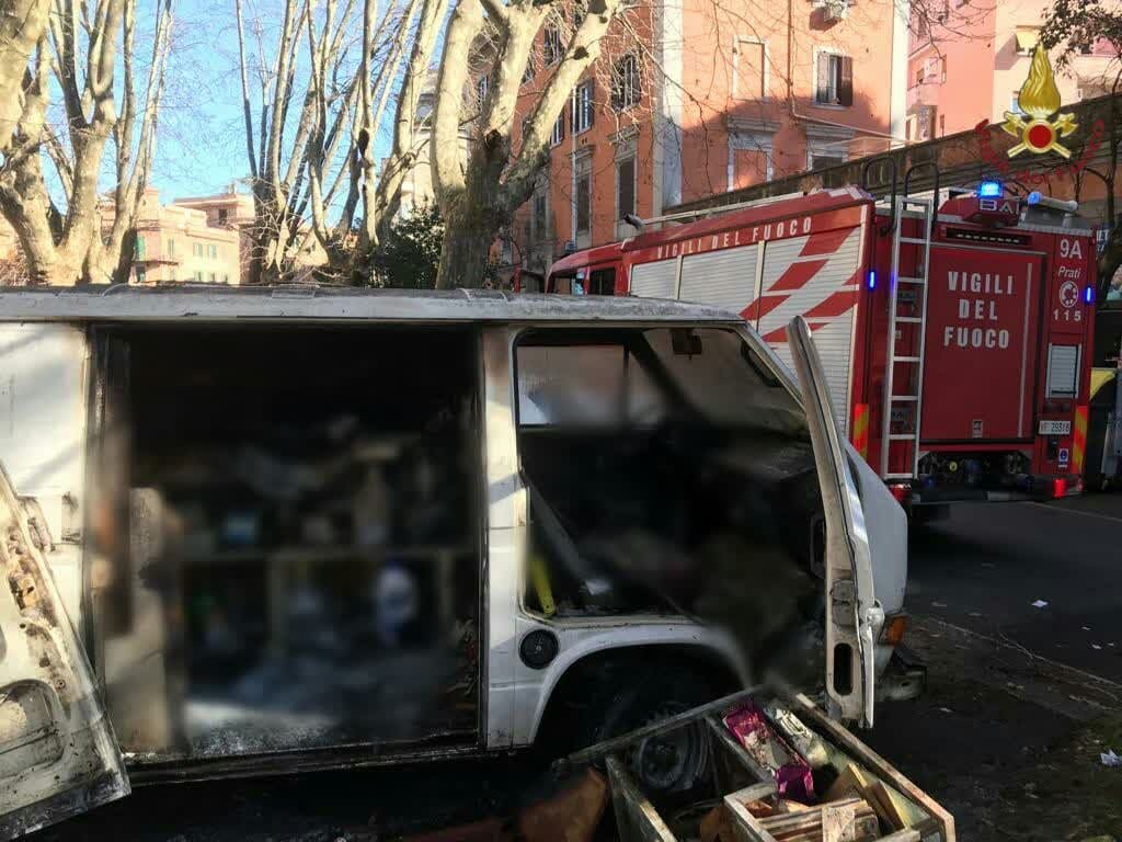 incendio roma furgone fiamme morto carbonizzato
