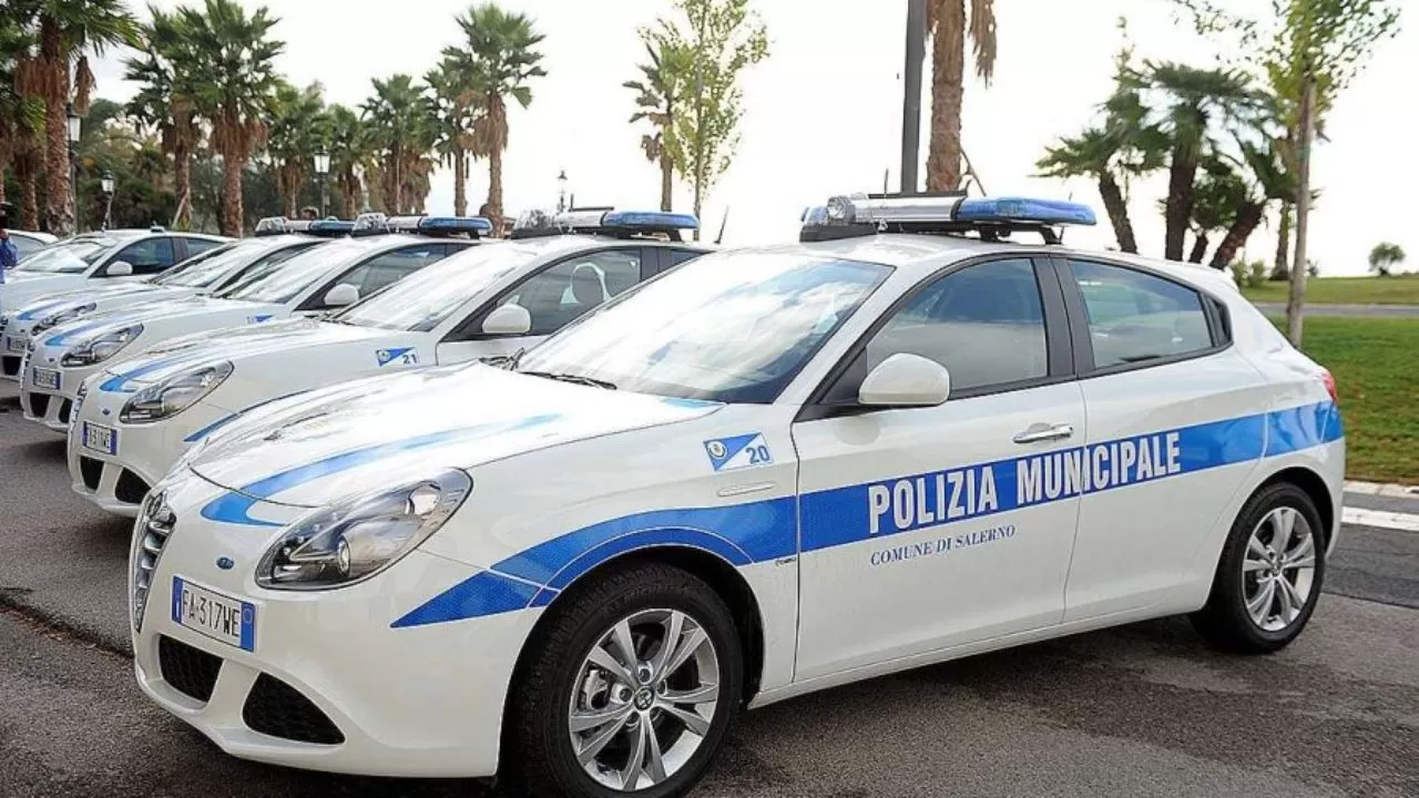 salerno blitz polizia municipale furbetti strisce gialle