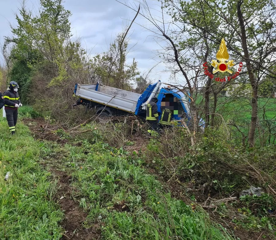 incidente-sessa-aurunca-furgone-scarpata