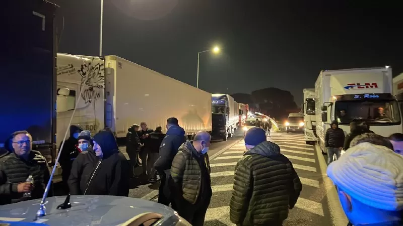 caro-benzina-autostrada-a1-bloccata-camionisti-caserta