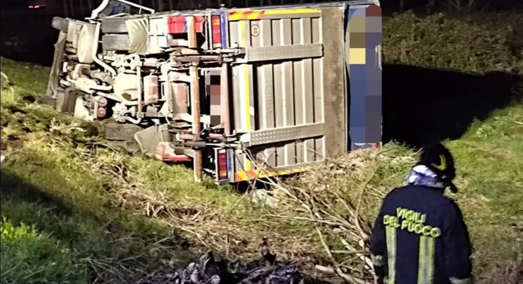 incidente-marcianise-camion-ribalta-ss-35