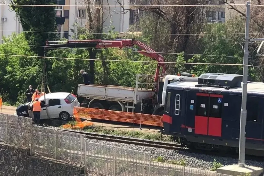 castellammare auto ferma binari blocca circumvesuviana