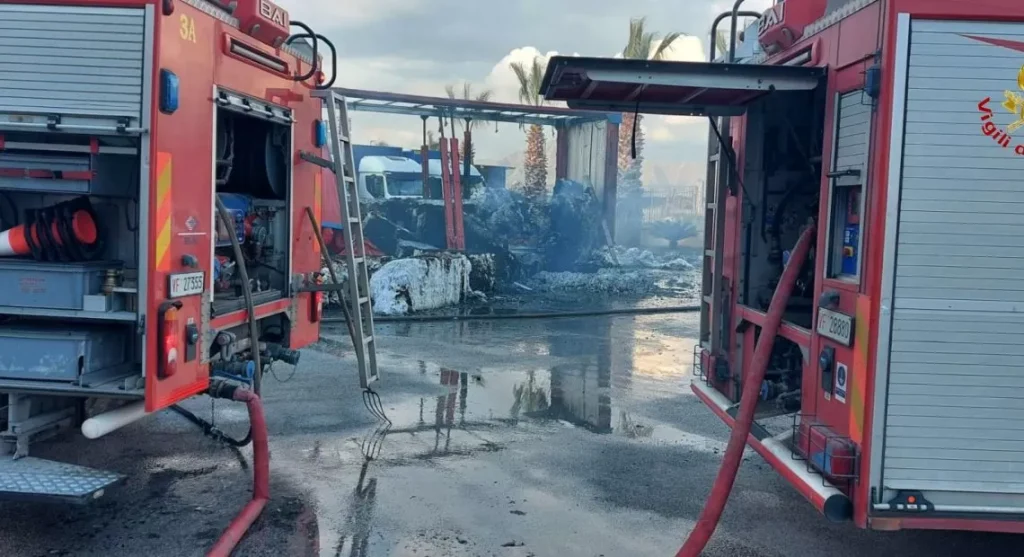 san tammaro rimorchio autotreno fiamme