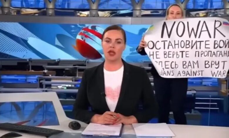 ucraina giornalista russa interrompe tg arrestata