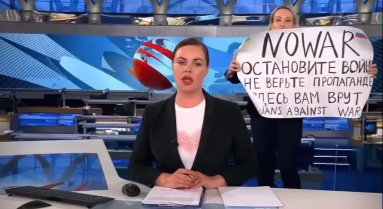 ucraina giornalista russa interrompe tg arrestata