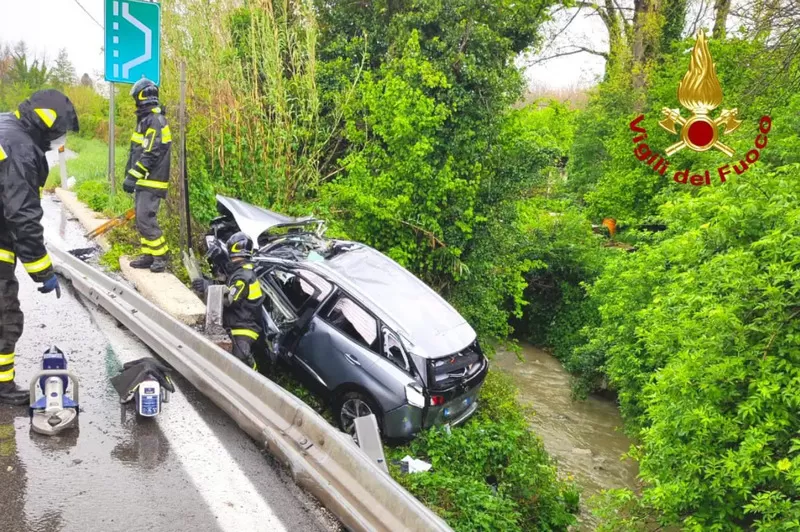 Sant'Angelo dei Lombardi auto sbanda canale