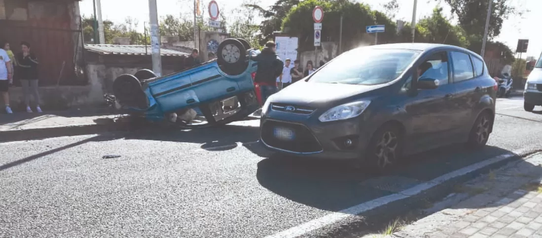 auto si ribalta torre del greco