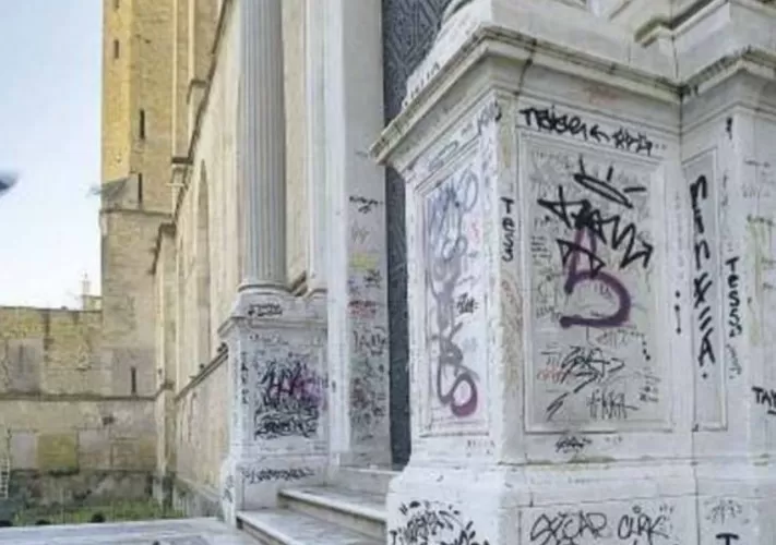 napoli scritte santa chiara