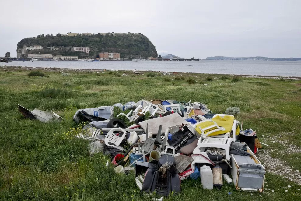 discarica spiaggia coroglio