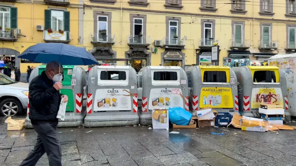 napoli pulizia rifiuti