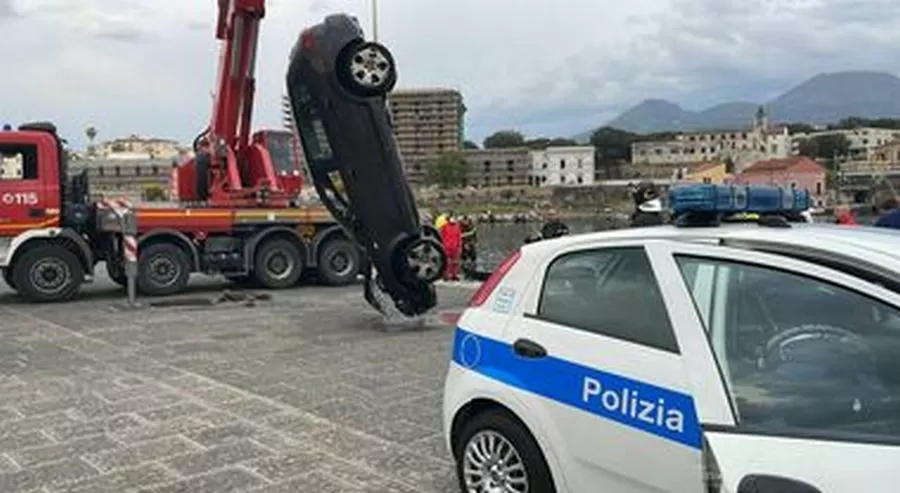 suicidio-portici-porto-auto-acqua