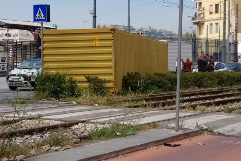 napoli tir container si ribalta