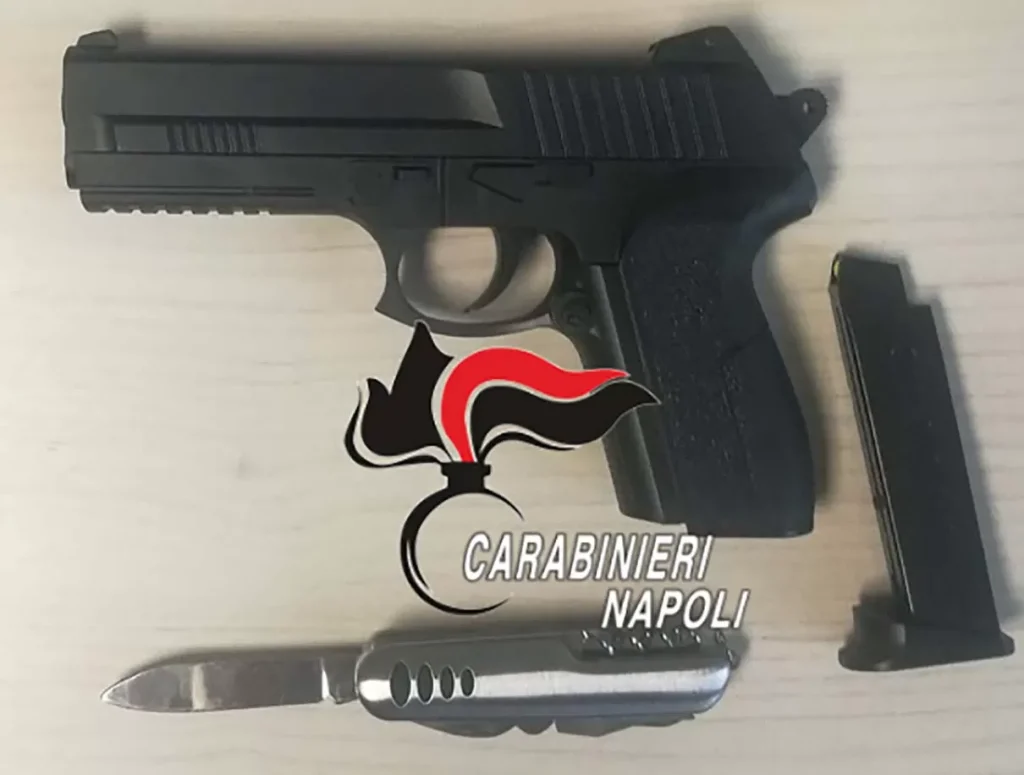 casoria-pistola-finta-tappo-rosso-denunciato