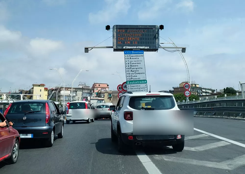 incidente tangenziale furgone auto pozzuoli